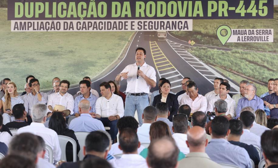 Governador discursando em cima do palco