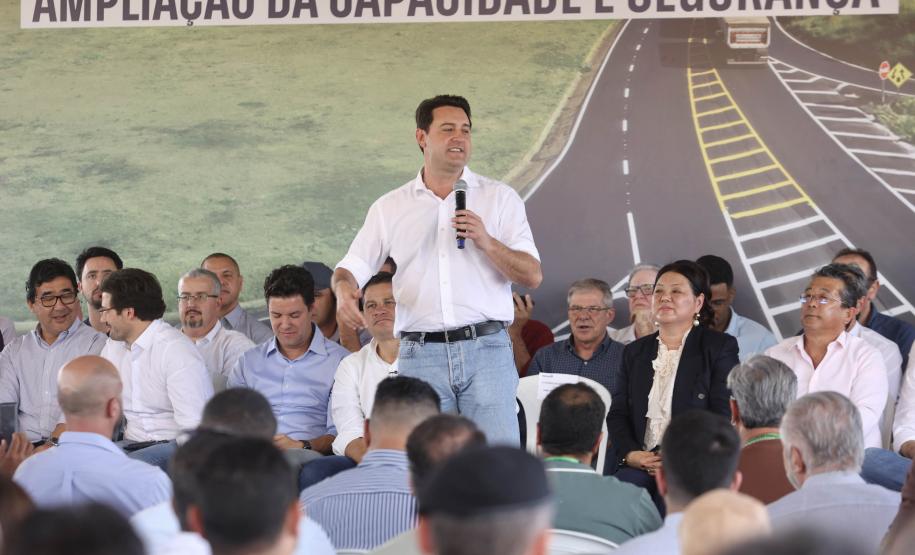 Governador discursando em cima do palco