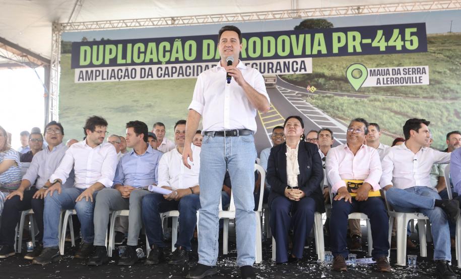 Governador discursando em cima do palco