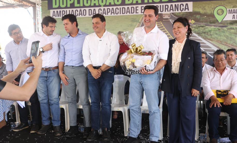 Pessoas posando para foto em cima do palco