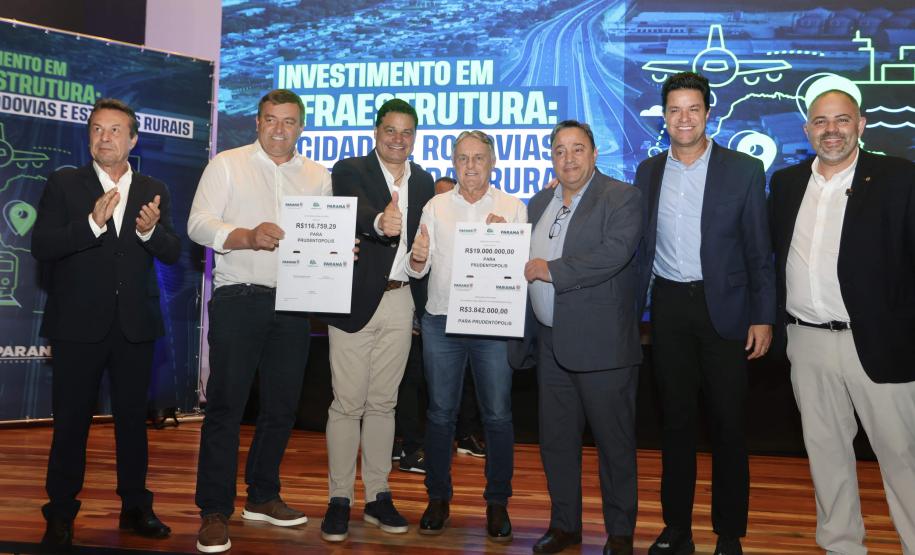 pessoas posando com papel de liberação de recursos