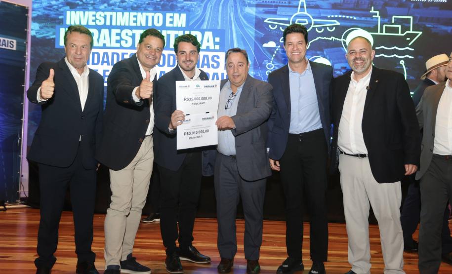 pessoas posando com papel de liberação de recursos