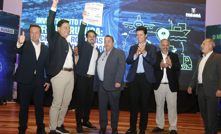 pessoas posando com papel de liberação de recursos