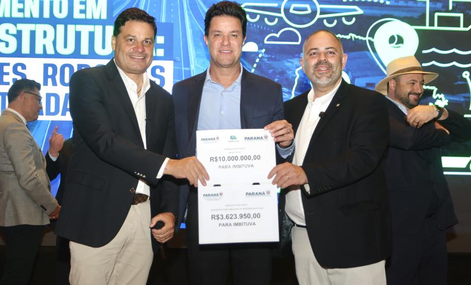 pessoas posando com papel de liberação de recursos