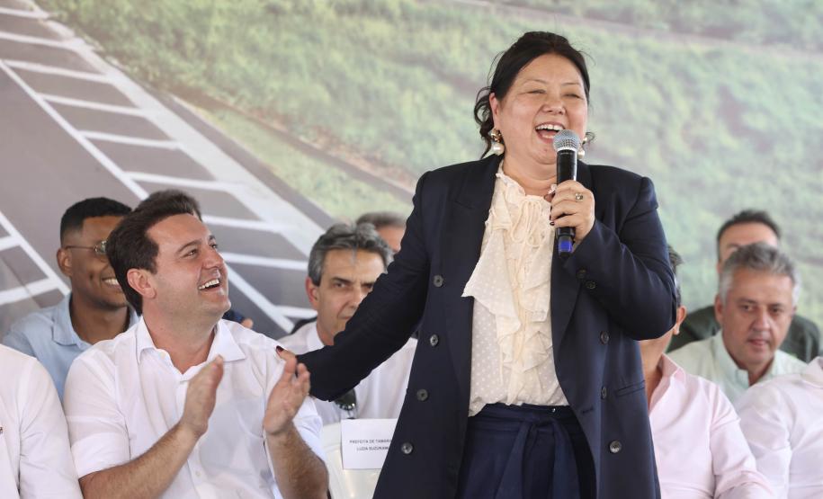 Mulher discursando em cima do palco