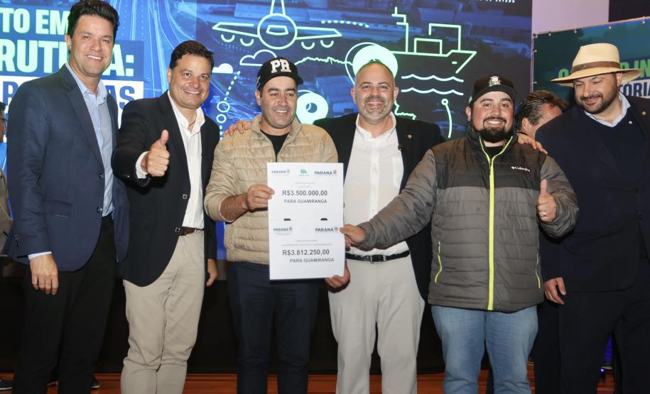 pessoas posando com papel de liberação de recursos