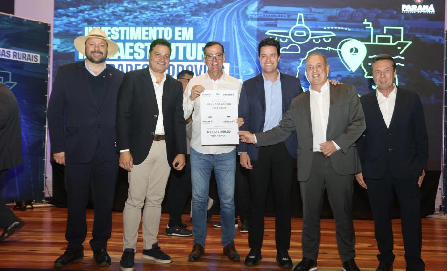 pessoas posando com papel de liberação de recursos