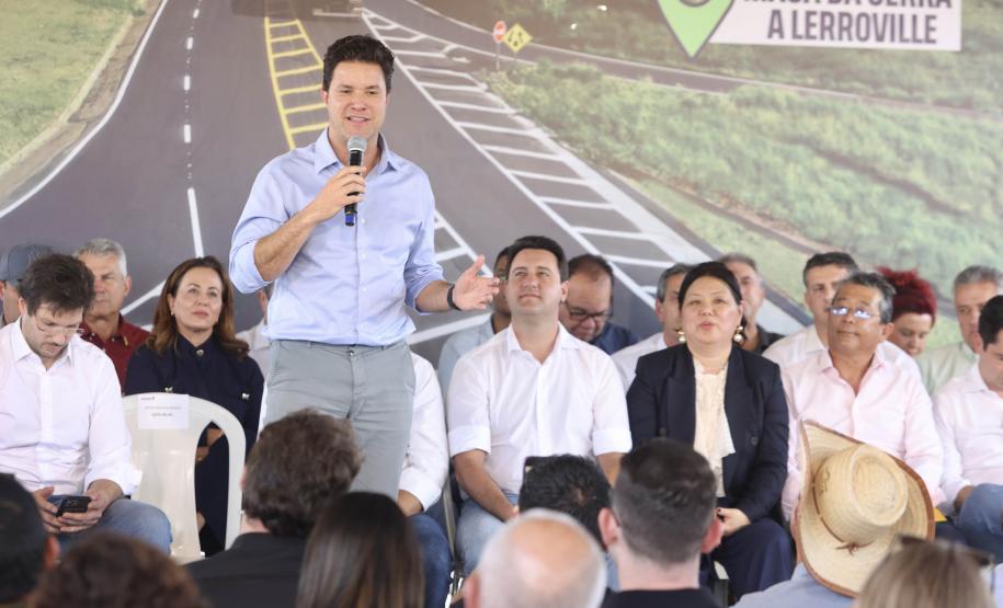 Homem discursando em cima do palco