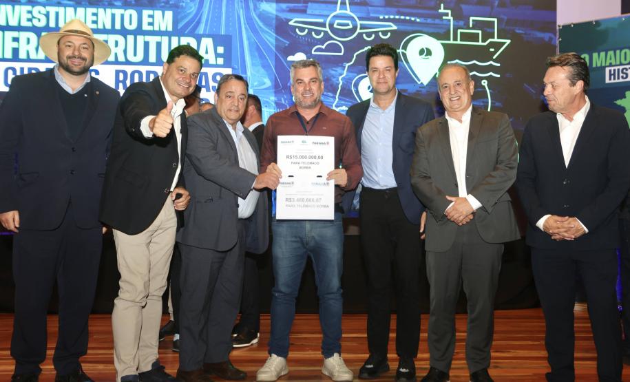 pessoas posando com papel de liberação de recursos