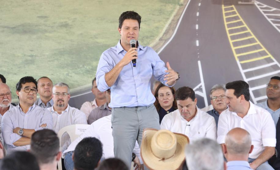 Homem discursando em cima do palco