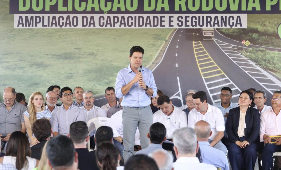 Homem discursando em cima do palco