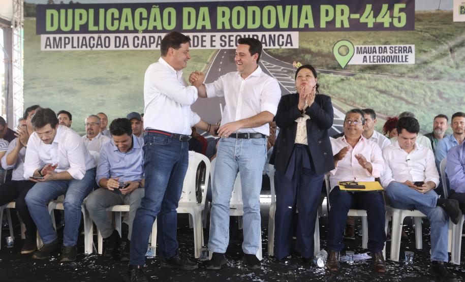 Governador cumprimentando homem em cima do palco