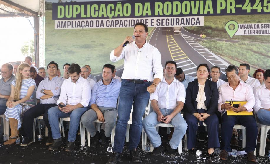 Secretário de infraestruture e logística discursando em cima do palco