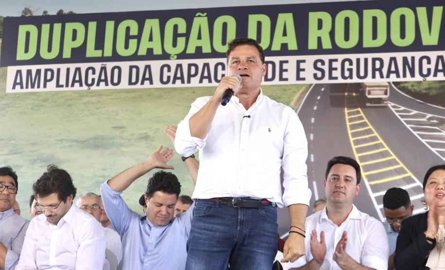 Secretário de infraestruture e logística discursando em cima do palco