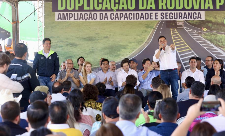 Secretário de infraestruture e logística discursando em cima do palco