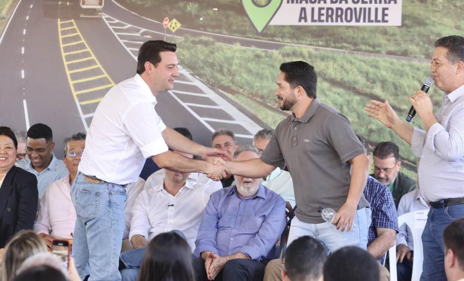 Governador cumprimentando homem em cima do palco