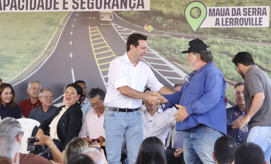 Governador cumprimentando homem em cima do palco