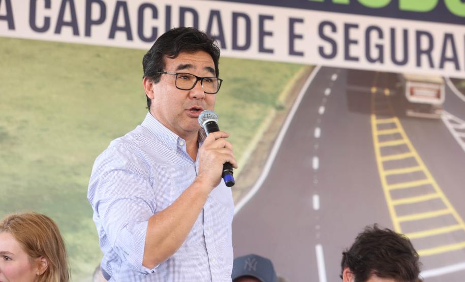 Homem discursando em cima do palco