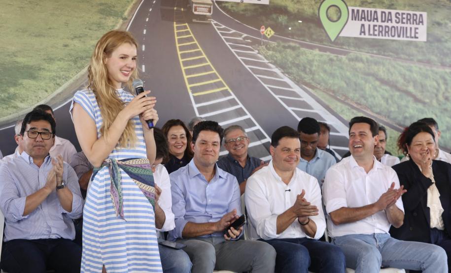 Mulher  discursando em cima do palco