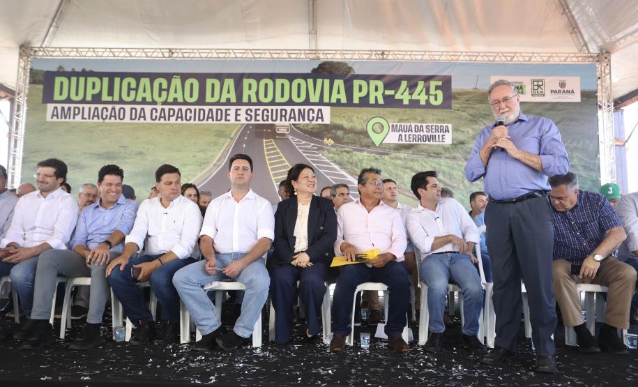 Homem discursando em cima do palco
