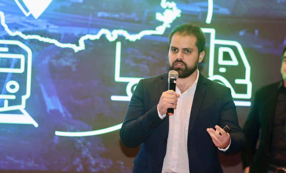 Homem falando no microfone em cima do palco