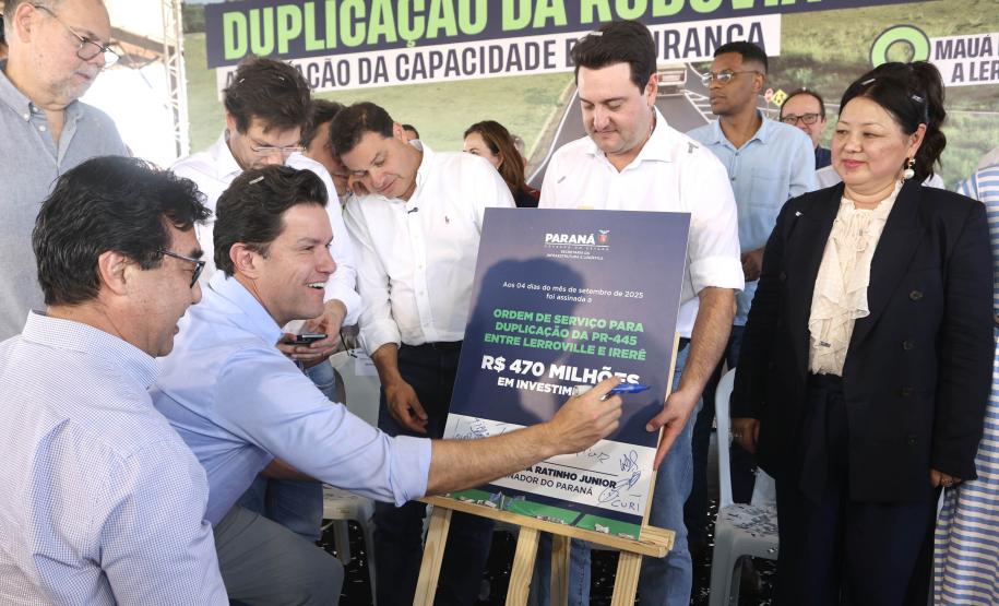 Homem assinando placa de inauguração da duplicação da PR-445 de Mauá da Serra a Lerroville