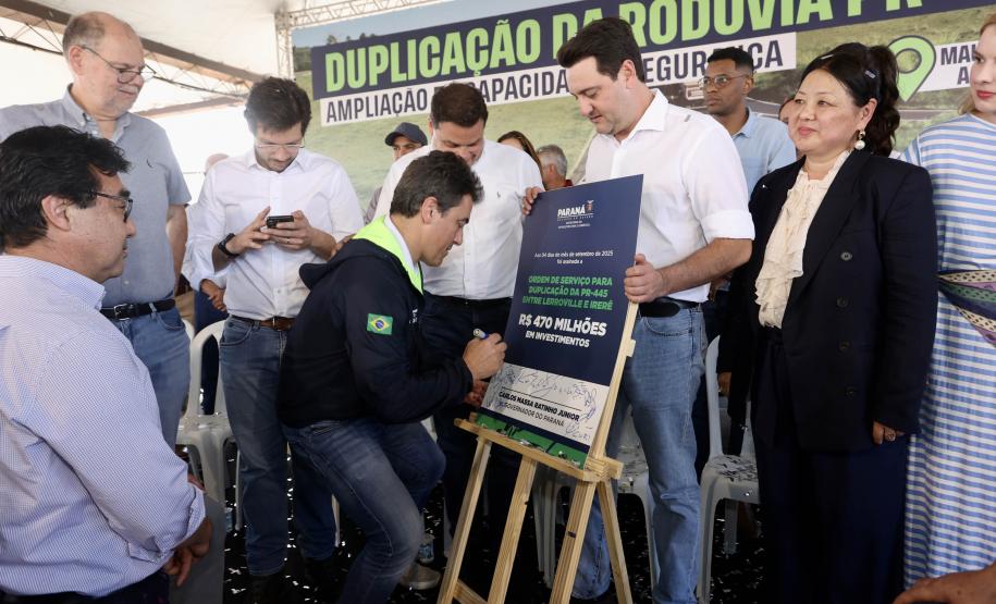 Homem assinando placa de inauguração da duplicação da PR-445 de Mauá da Serra a Lerroville