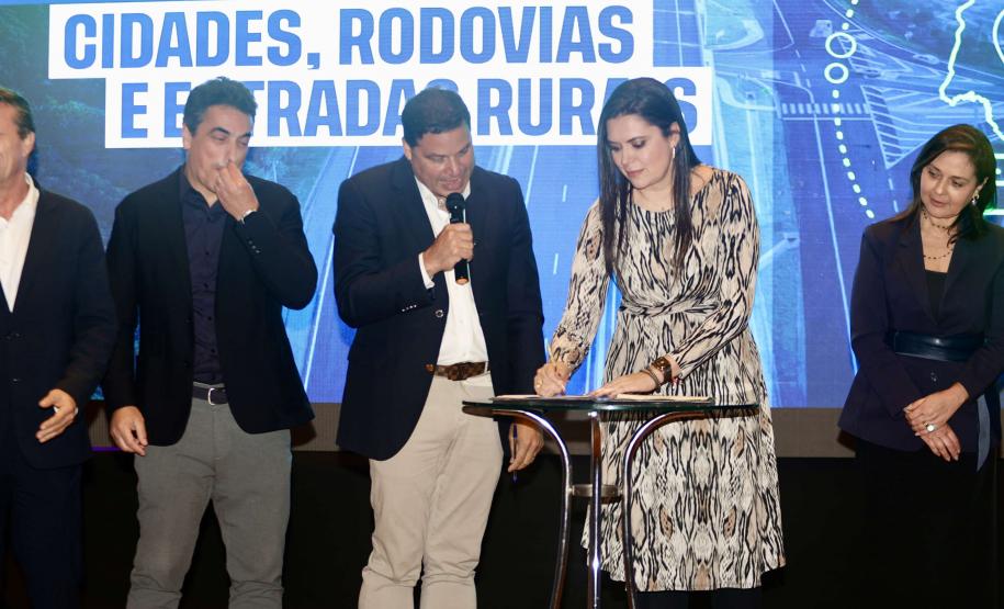 pessoa assinando papel de liberação de recursos