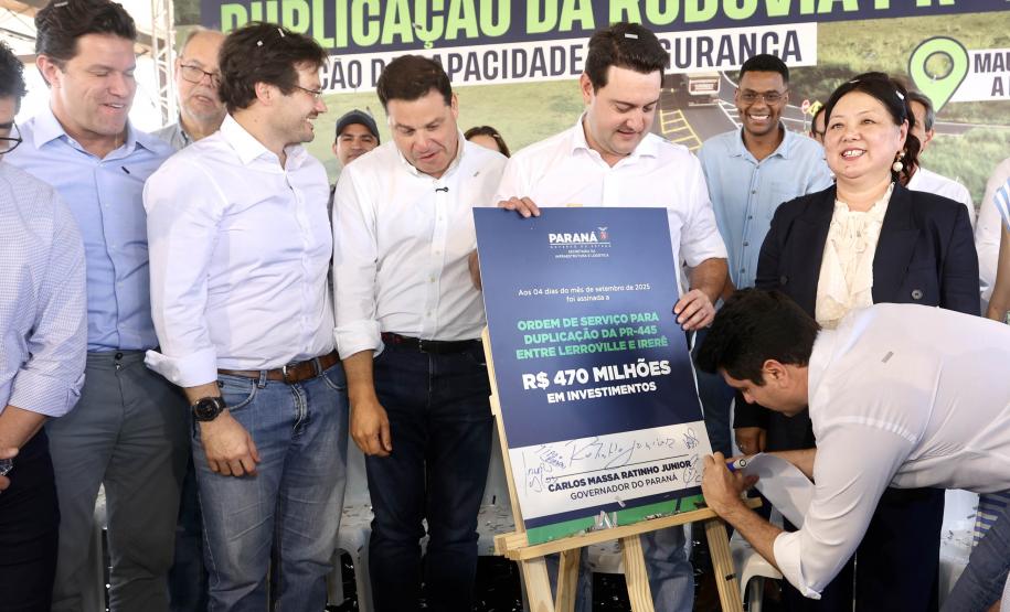 Homem assinando placa de inauguração da duplicação da PR-445 de Mauá da Serra a Lerroville