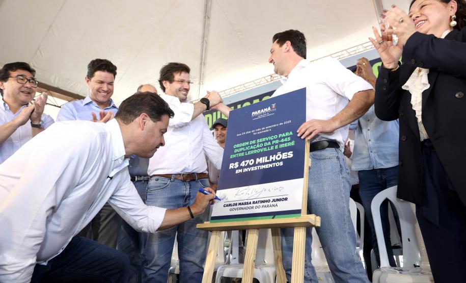 Homem assinando placa de inauguração da duplicação da PR-445 de Mauá da Serra a Lerroville