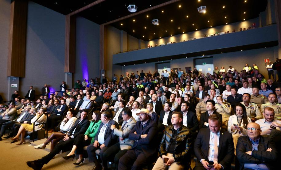 pessoas sentadas na plateia