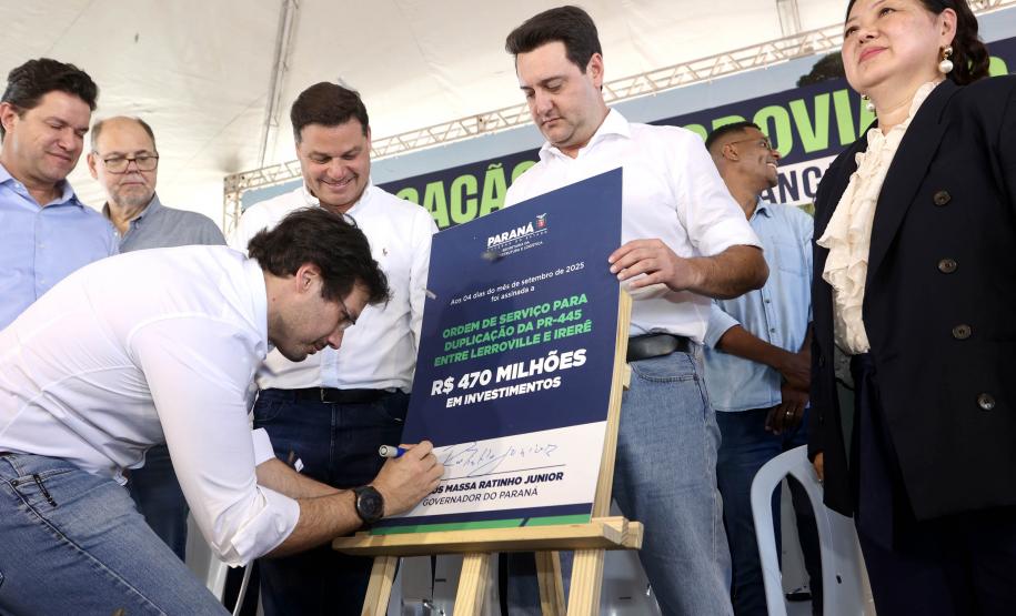 Homem assinando placa de inauguração da duplicação da PR-445 de Mauá da Serra a Lerroville