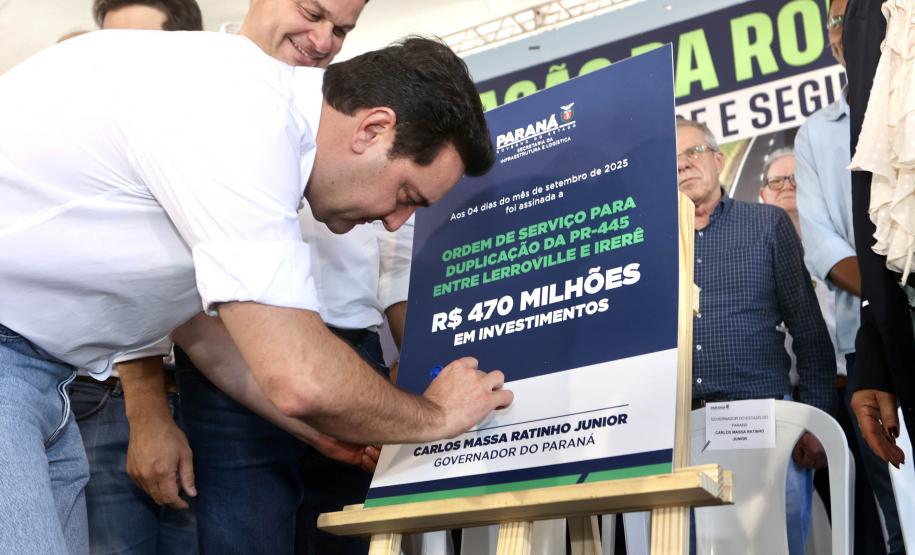 Governador assinando placa de inauguração da duplicação da PR-445 de Mauá da Serra a Lerroville