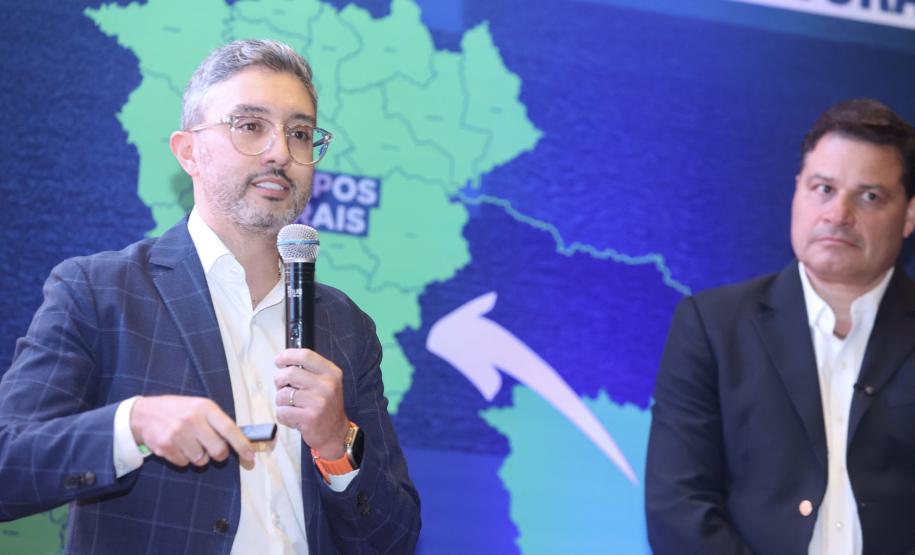 Homem falando no microfone em cima do palco