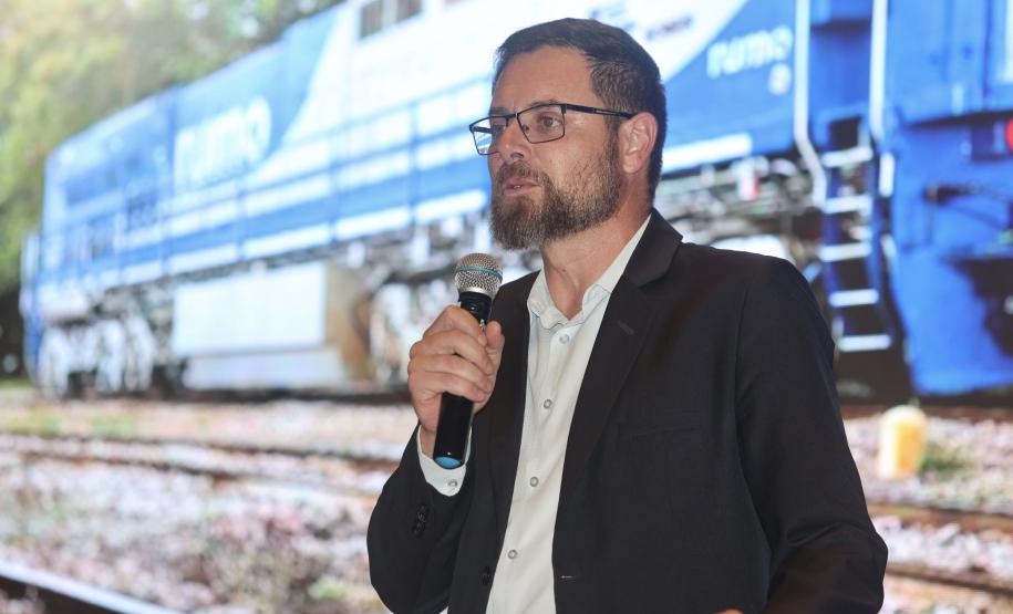 Homem falando no microfone em cima do palco