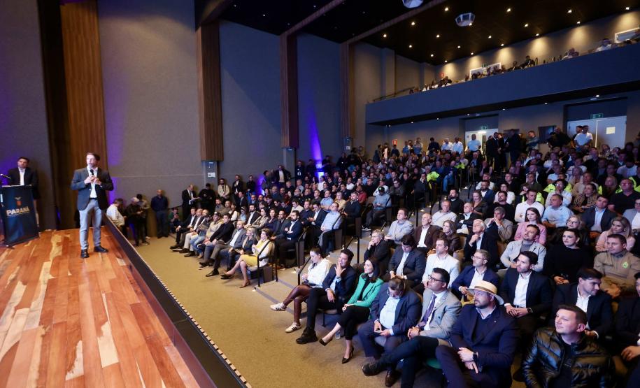 pessoas sentadas na plateia