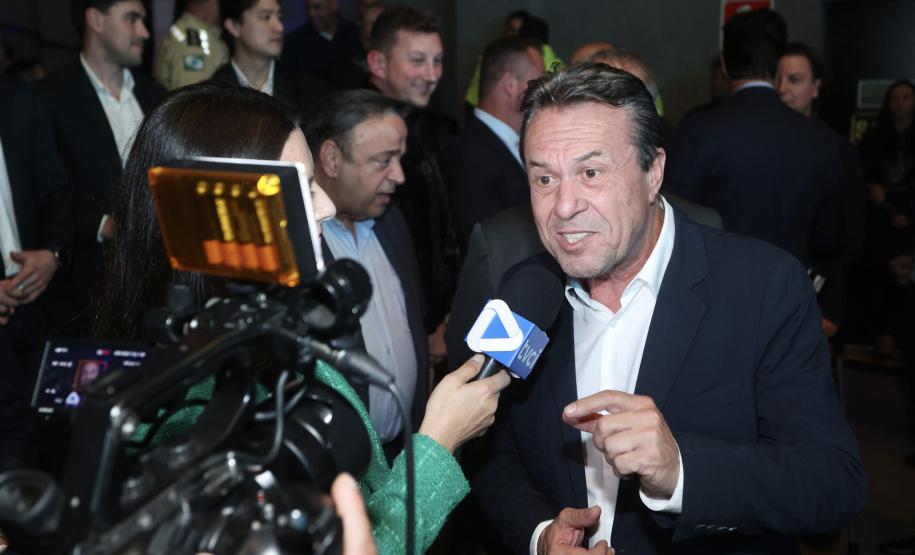 Homem dando entrevista a repórteres