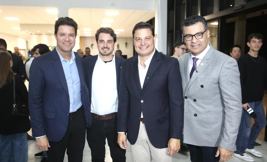 Homens posando para foto