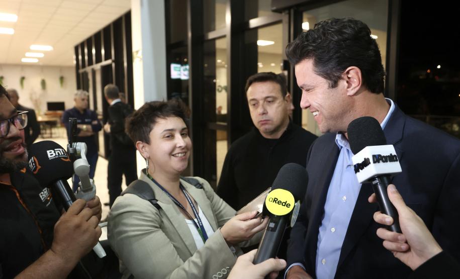 Homem dando entrevista a repórteres