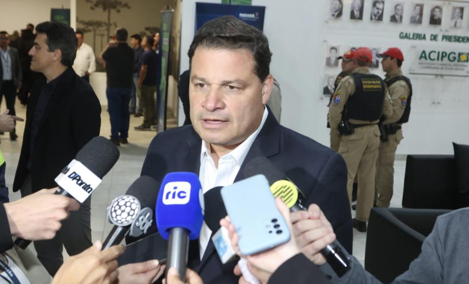 Homem dando entrevista a repórteres