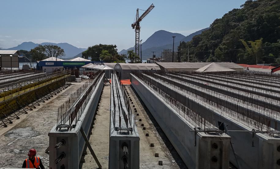 Instalação dos cabos de aço no trecho estaiado da Ponte de Guaratuba