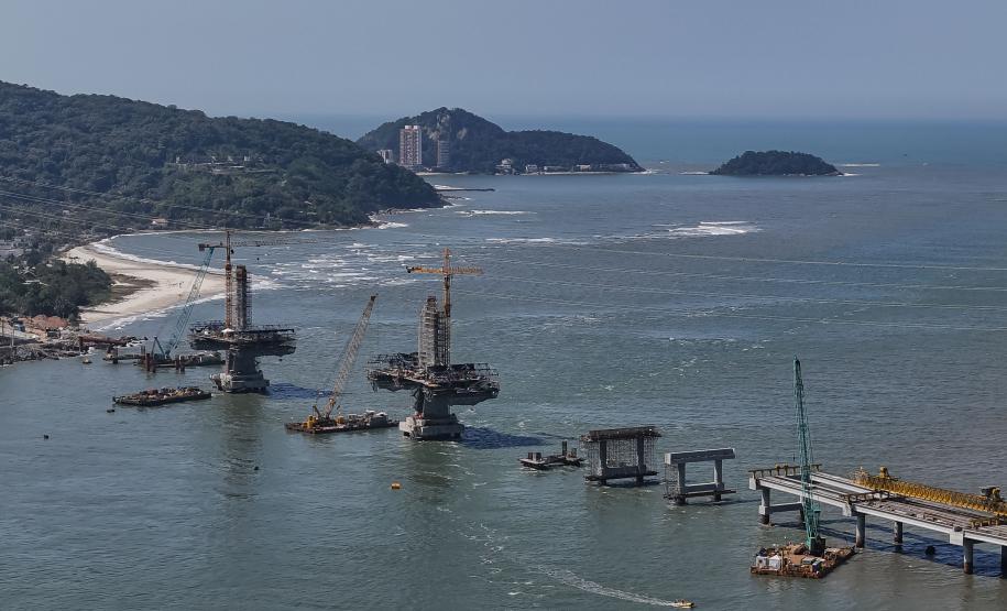 Instalação dos cabos de aço no trecho estaiado da Ponte de Guaratuba