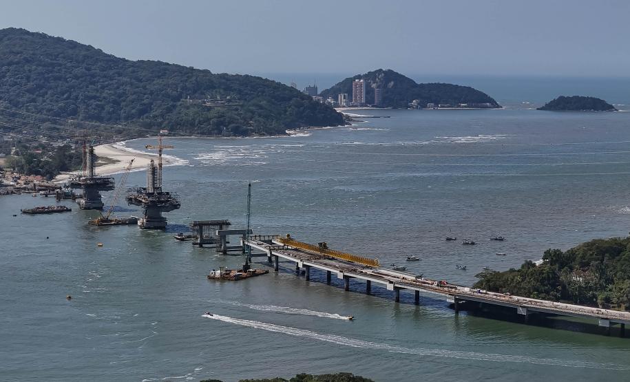 Instalação dos cabos de aço no trecho estaiado da Ponte de Guaratuba
