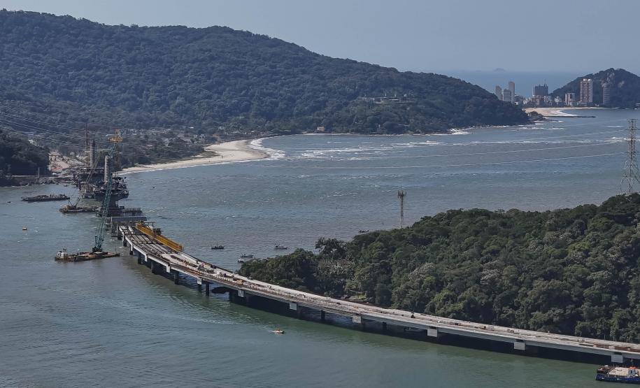 Instalação dos cabos de aço no trecho estaiado da Ponte de Guaratuba