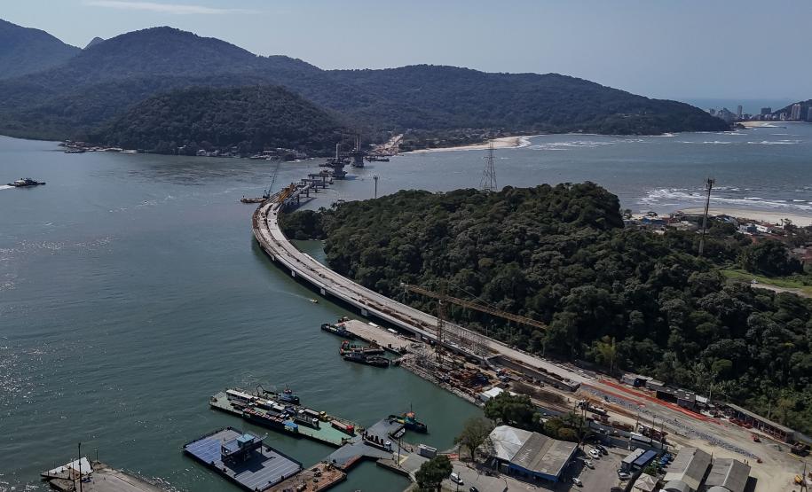 Instalação dos cabos de aço no trecho estaiado da Ponte de Guaratuba