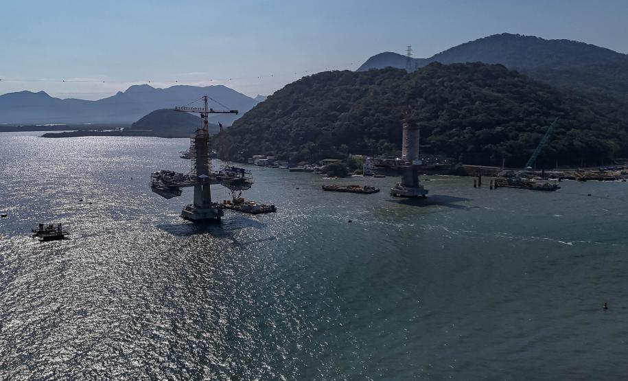 Instalação dos cabos de aço no trecho estaiado da Ponte de Guaratuba