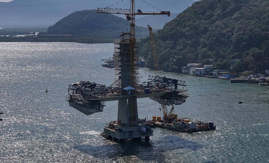 Instalação dos cabos de aço no trecho estaiado da Ponte de Guaratuba
