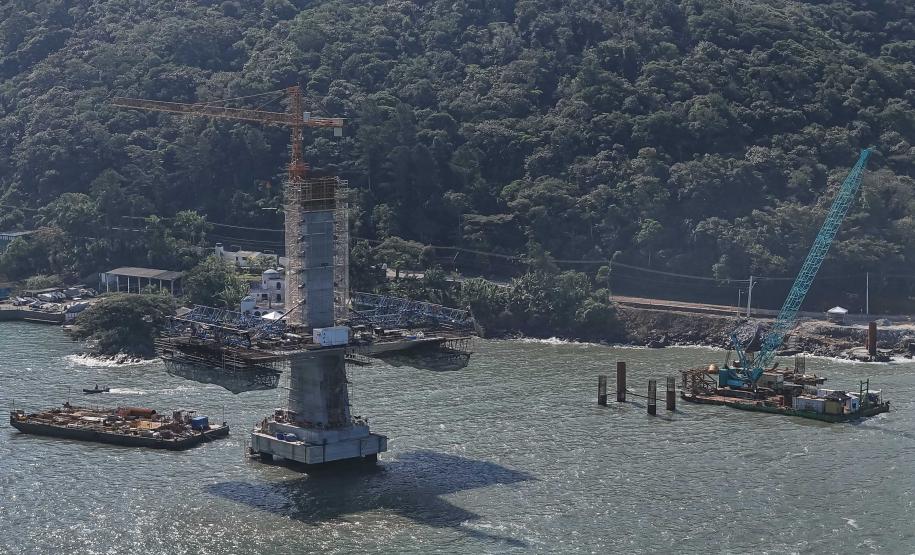 Instalação dos cabos de aço no trecho estaiado da Ponte de Guaratuba