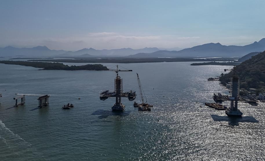 Instalação dos cabos de aço no trecho estaiado da Ponte de Guaratuba