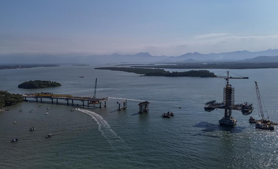 Instalação dos cabos de aço no trecho estaiado da Ponte de Guaratuba